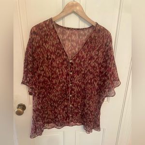 Light, flowing top. Loose fitting. Perfect for layering.